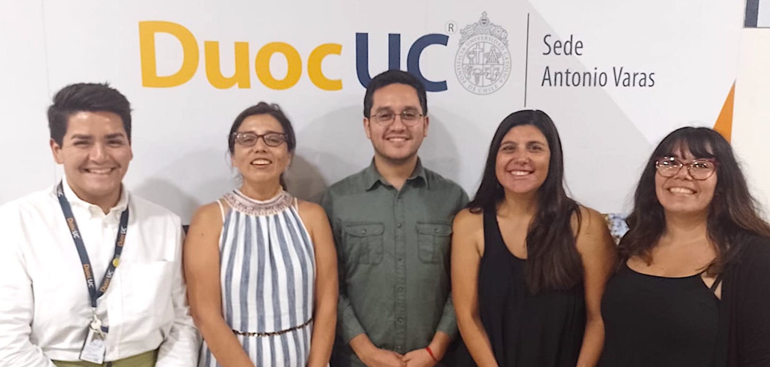 Alejandro Molina, analista de Cooperación y Movilidad Académica de DUOC UC, María Elisa Zenteno, Subdirectora de Internacionalización e Integración Institucional de DUOC UC, Alexander Cretton, profesional del Programa Política y Gestión Universitaria CINDA, Soledad Aravena, Directora del Programa Política y Gestión Universitaria CINDA, y Verònica Polanco, profesional del Programa Política y Gestión Universitaria CINDA durante el curso "Internacionalización e Interculturalidad en la Educación Superior". 